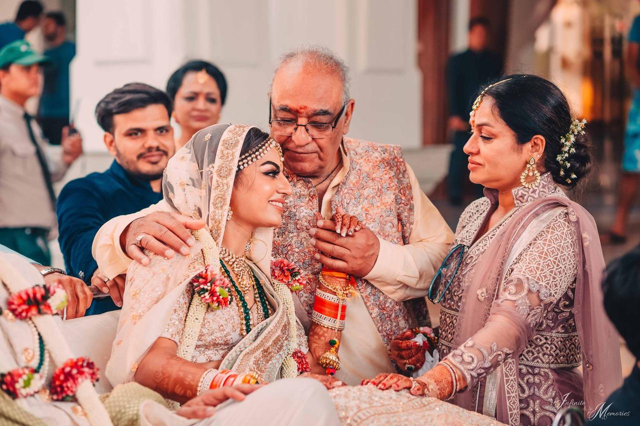 Emotional Vidaai moment with parents